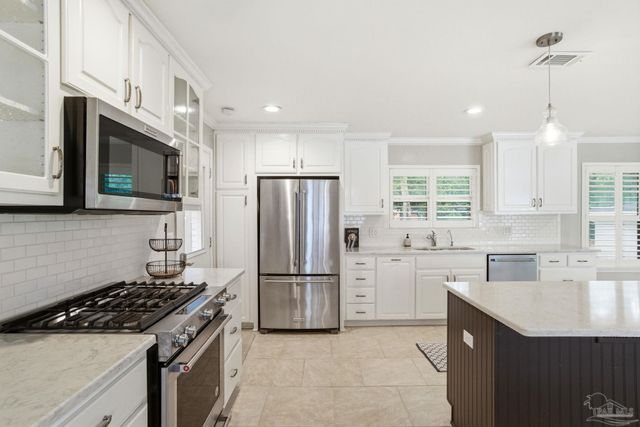 2 Highpoint Dr, Gulf Breeze, FL 32561