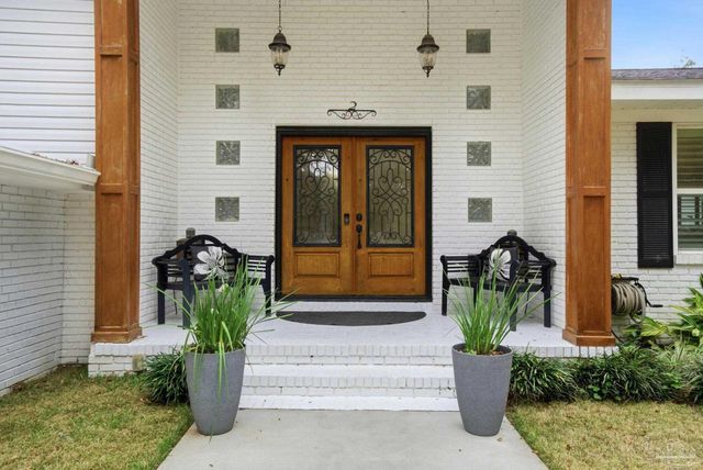 2 Highpoint Dr, Gulf Breeze, FL 32561