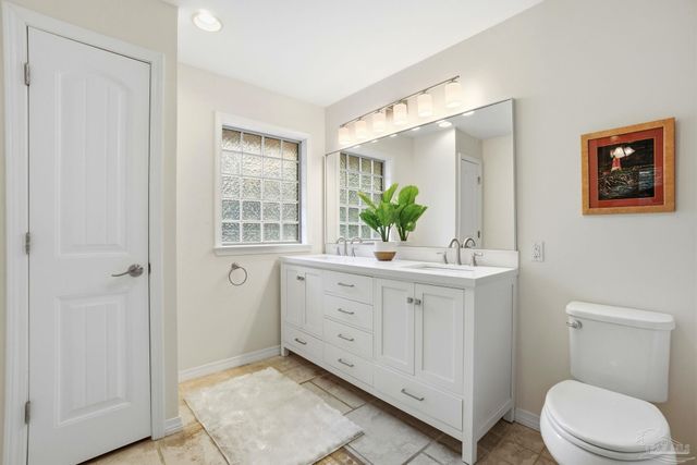 2 Highpoint Dr, Gulf Breeze, FL 32561