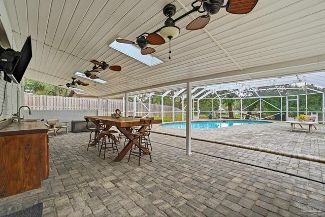 2 Highpoint Dr, Gulf Breeze, FL 32561