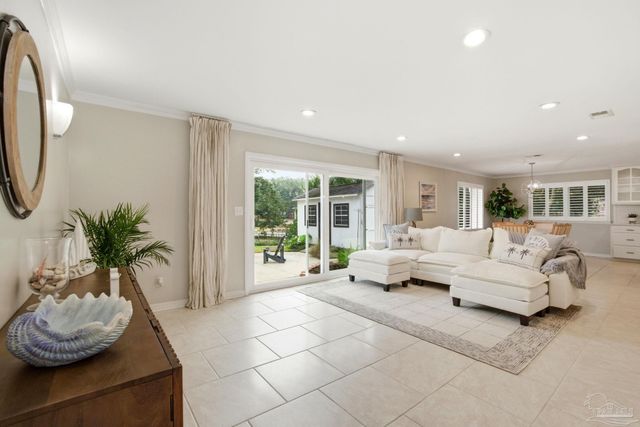 2 Highpoint Dr, Gulf Breeze, FL 32561