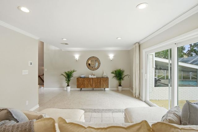 2 Highpoint Dr, Gulf Breeze, FL 32561