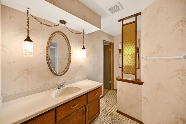 3319 W Woodward DRIVE, Franklin, WI 53132