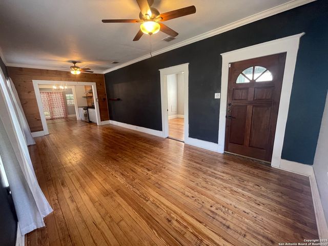 1621 W French Pl, San Antonio, TX 78201
