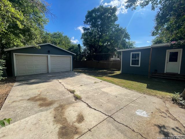 1621 W French Pl, San Antonio, TX 78201