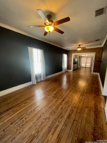 1621 W French Pl, San Antonio, TX 78201