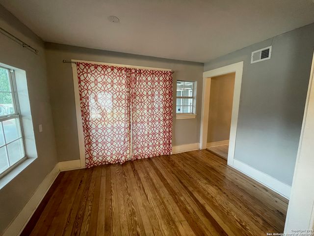 1621 W French Pl, San Antonio, TX 78201