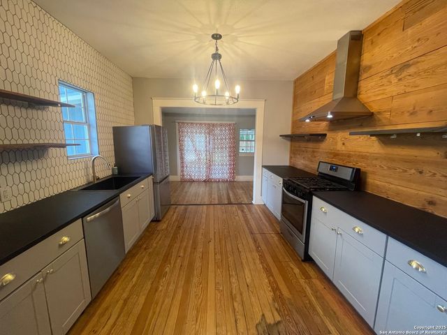 1621 W French Pl, San Antonio, TX 78201