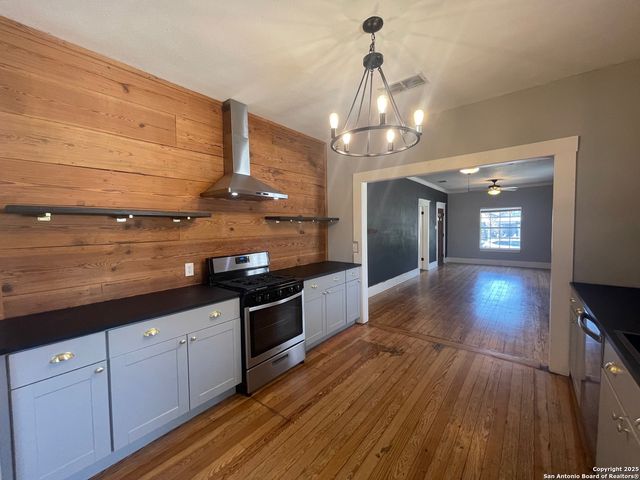 1621 W French Pl, San Antonio, TX 78201