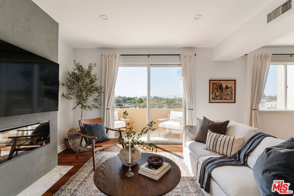 Image 1 of property listing at 8866 Alcott Street 4, Los Angeles, CA 90035