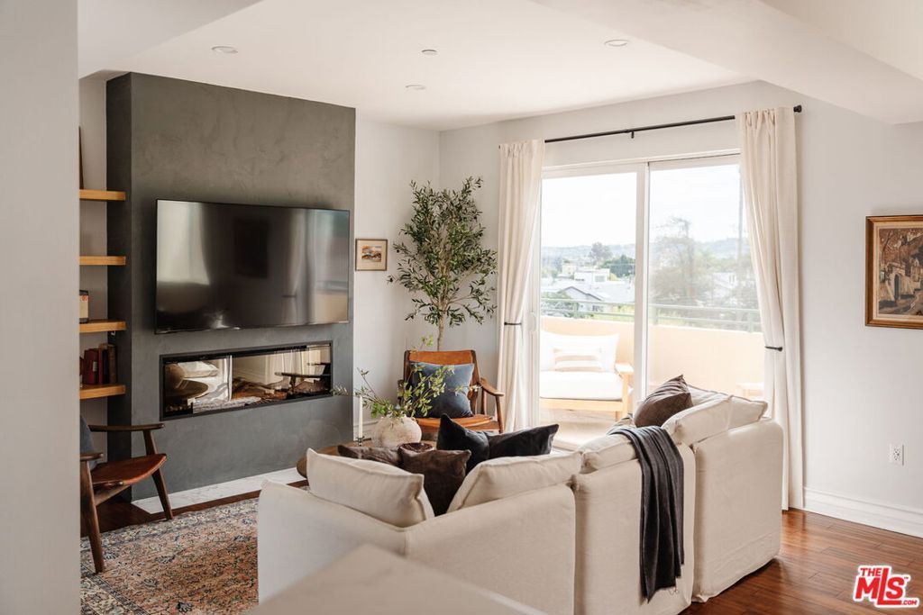 Image 11 of property listing at 8866 Alcott Street 4, Los Angeles, CA 90035