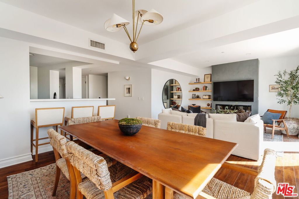 Image 15 of property listing at 8866 Alcott Street 4, Los Angeles, CA 90035