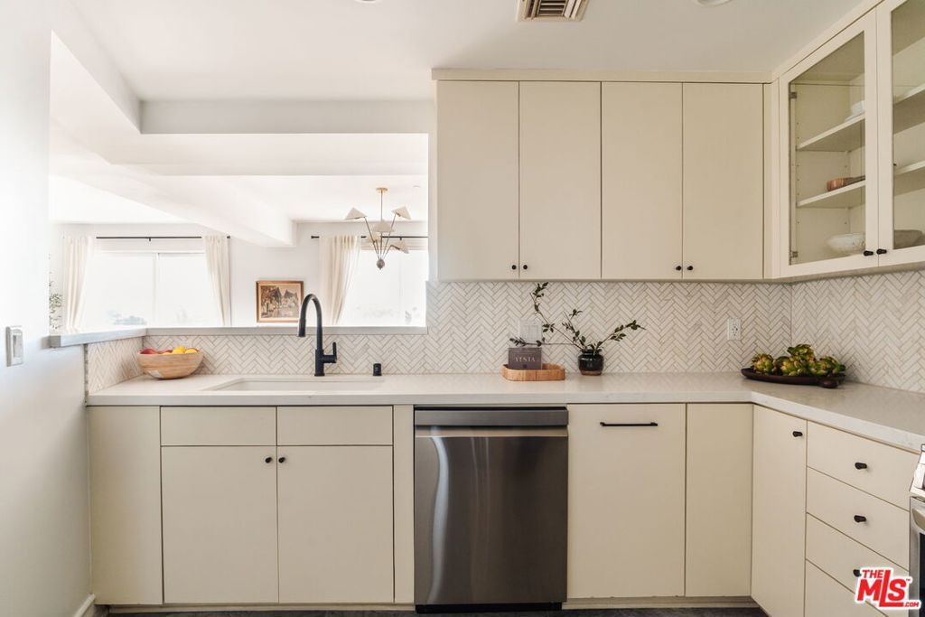 Image 19 of property listing at 8866 Alcott Street 4, Los Angeles, CA 90035