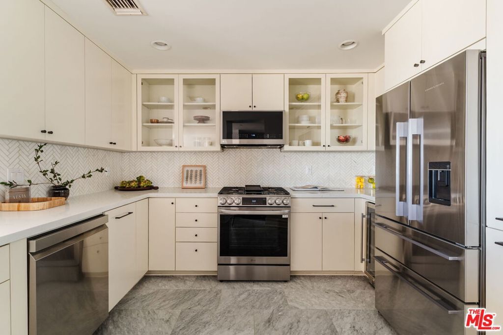 Image 21 of property listing at 8866 Alcott Street 4, Los Angeles, CA 90035
