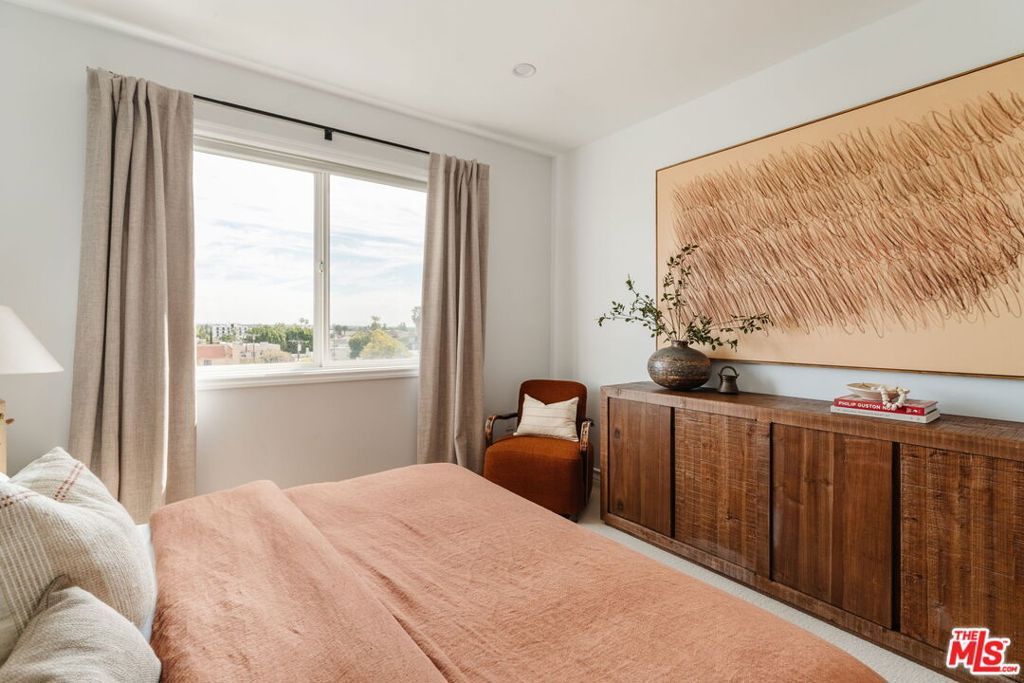 Image 24 of property listing at 8866 Alcott Street 4, Los Angeles, CA 90035