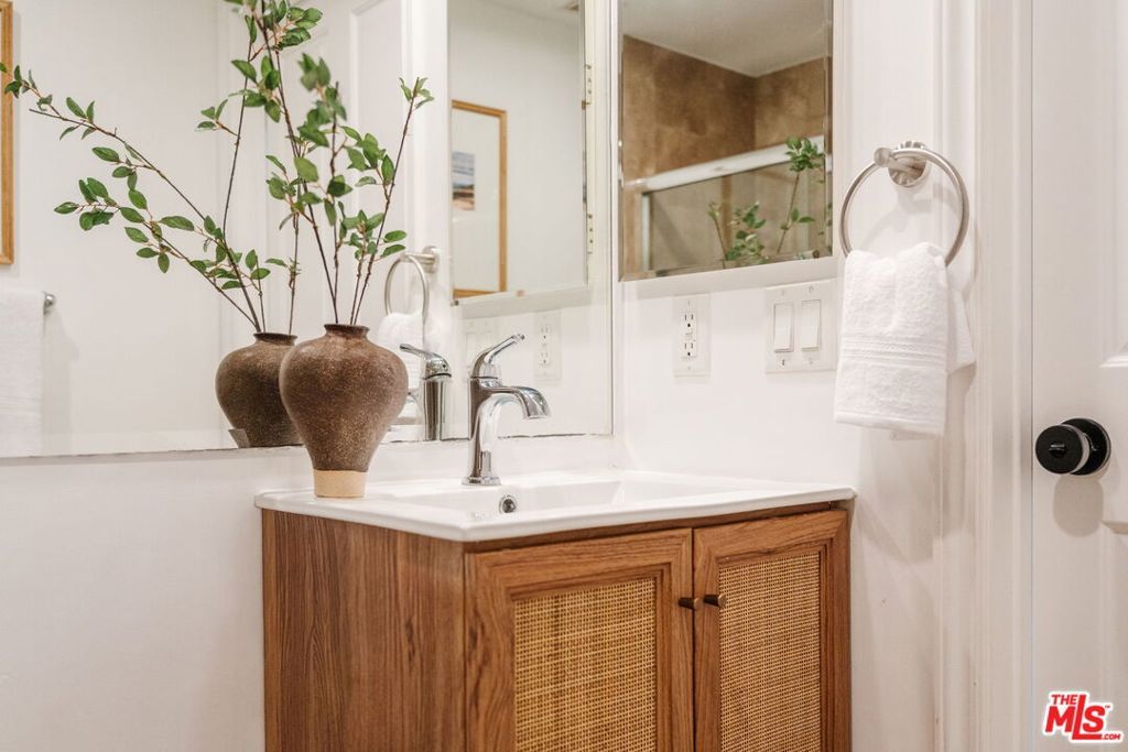 Image 28 of property listing at 8866 Alcott Street 4, Los Angeles, CA 90035