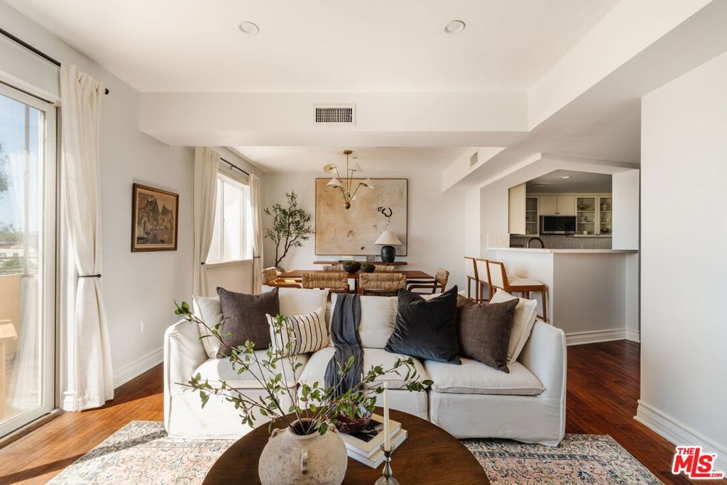 Image 3 of property listing at 8866 Alcott Street 4, Los Angeles, CA 90035