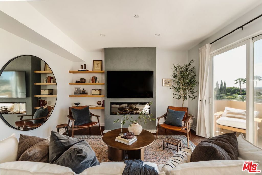 Image 4 of property listing at 8866 Alcott Street 4, Los Angeles, CA 90035