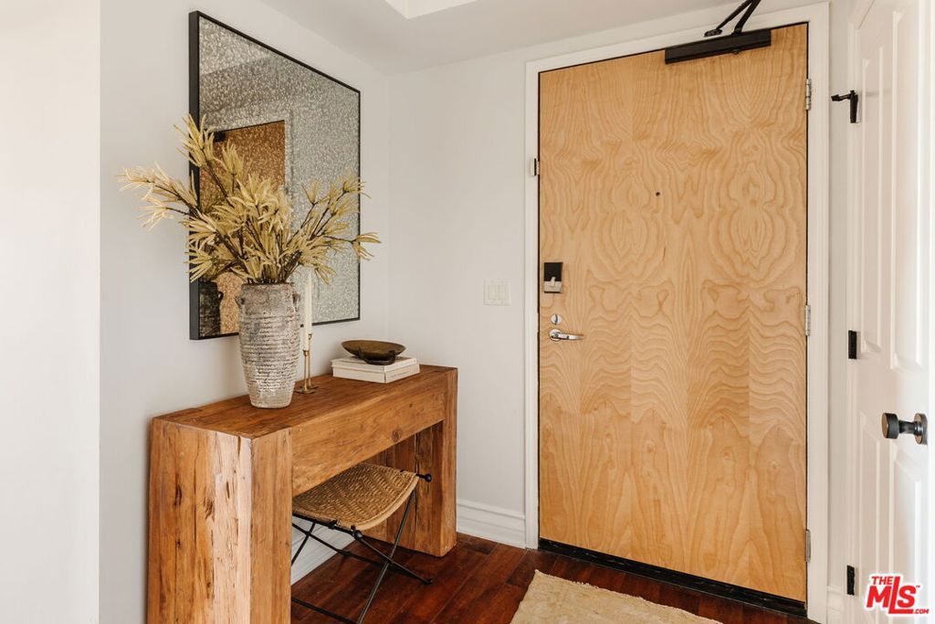 Image 5 of property listing at 8866 Alcott Street 4, Los Angeles, CA 90035
