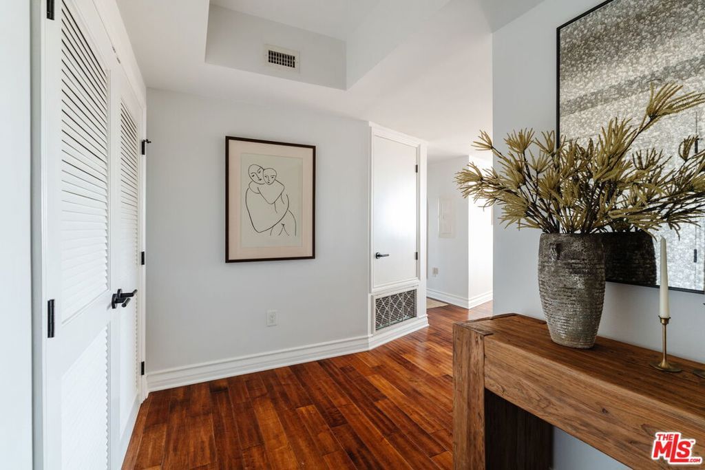 Image 6 of property listing at 8866 Alcott Street 4, Los Angeles, CA 90035