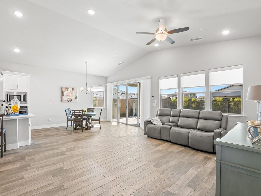 Image 23 of property listing at 1734 N Park Avenue, Clovis, CA 93619