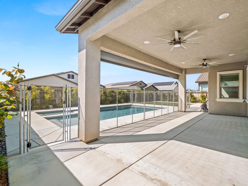 Image 6 of property listing at 1734 N Park Avenue, Clovis, CA 93619