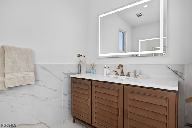 1272 Par View DR, Sanibel, FL 33957