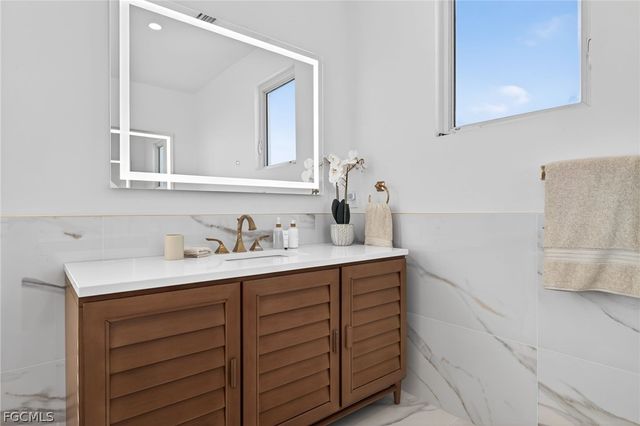 1272 Par View DR, Sanibel, FL 33957