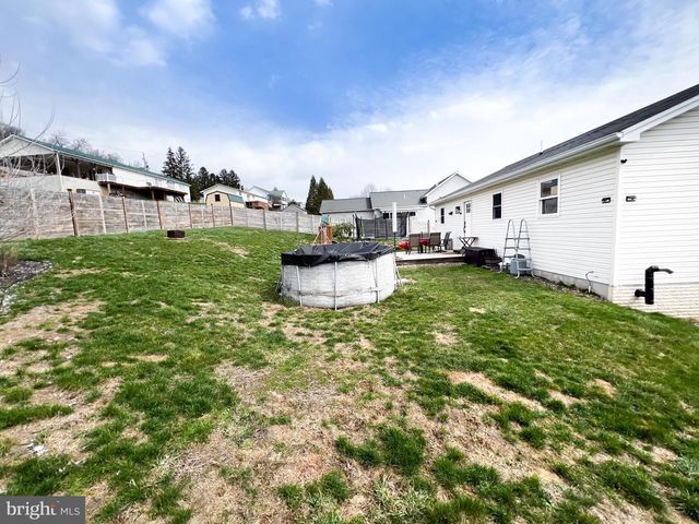 15 BIRCH DR, Lewistown, PA 17044