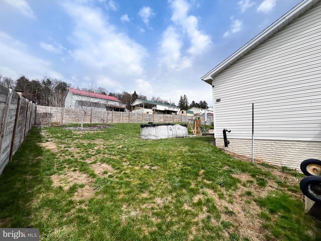 15 BIRCH DR, Lewistown, PA 17044