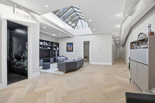 125 Broad St PH, Boston, MA 02110