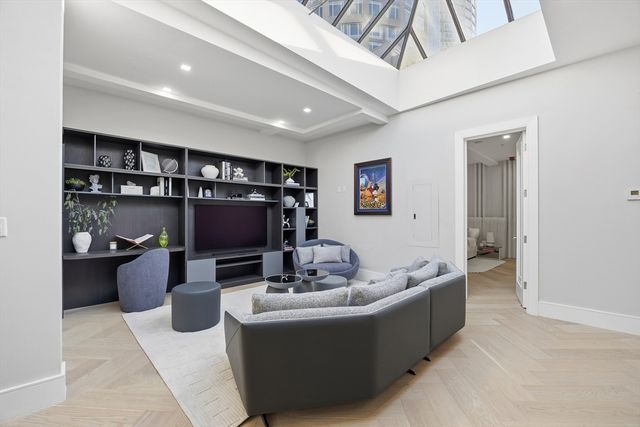 125 Broad St PH, Boston, MA 02110