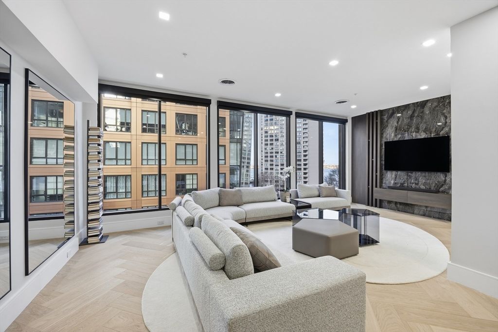 125 Broad St PH, Boston, MA 02110