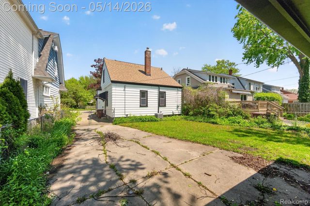 1781 Brys Drive, Grosse Pointe Woods, MI 48236