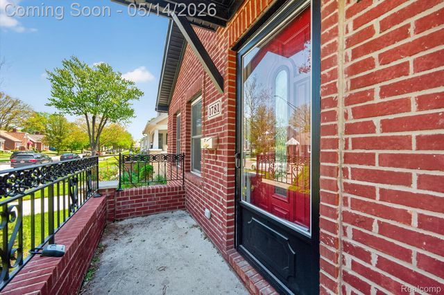 1781 Brys Drive, Grosse Pointe Woods, MI 48236