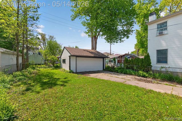 1781 Brys Drive, Grosse Pointe Woods, MI 48236