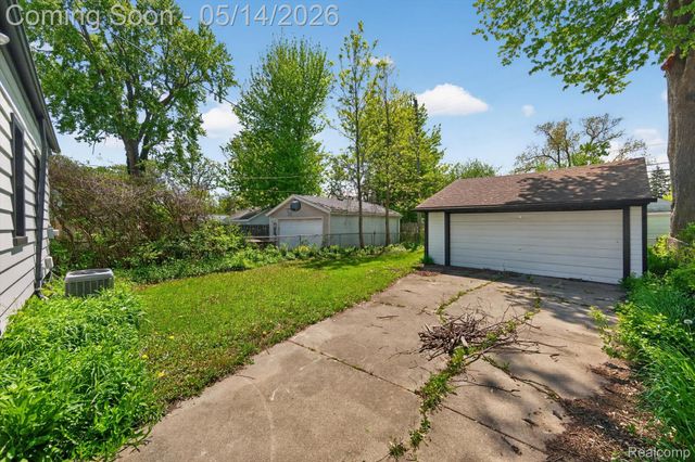 1781 Brys Drive, Grosse Pointe Woods, MI 48236