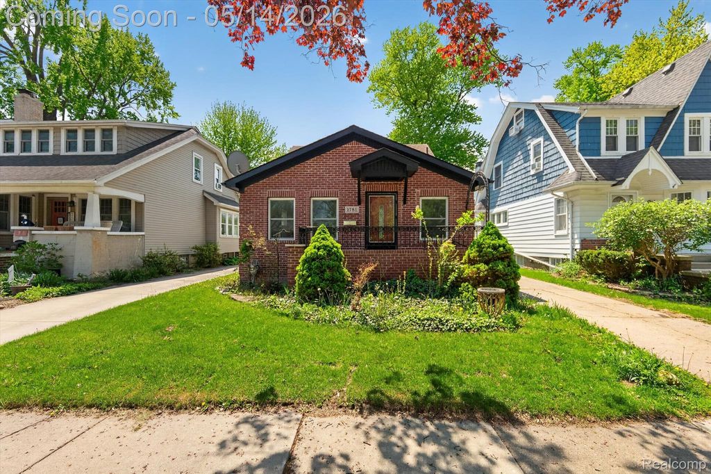 1781 Brys Drive, Grosse Pointe Woods, MI 48236