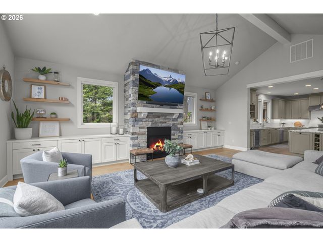 4200 UPPER Dr, Lake Oswego, OR 97035