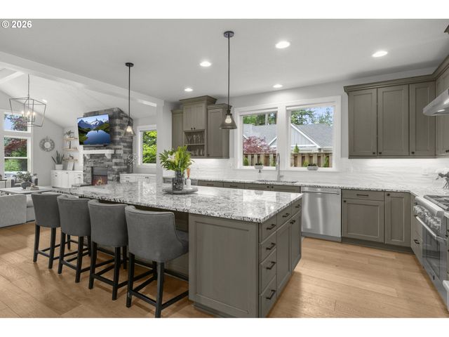 4200 UPPER Dr, Lake Oswego, OR 97035