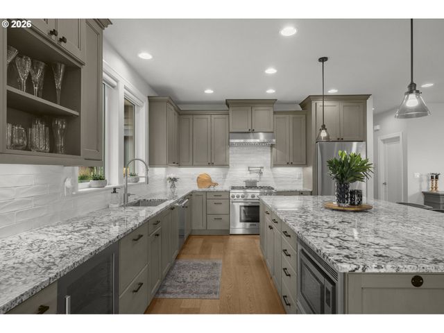 4200 UPPER Dr, Lake Oswego, OR 97035