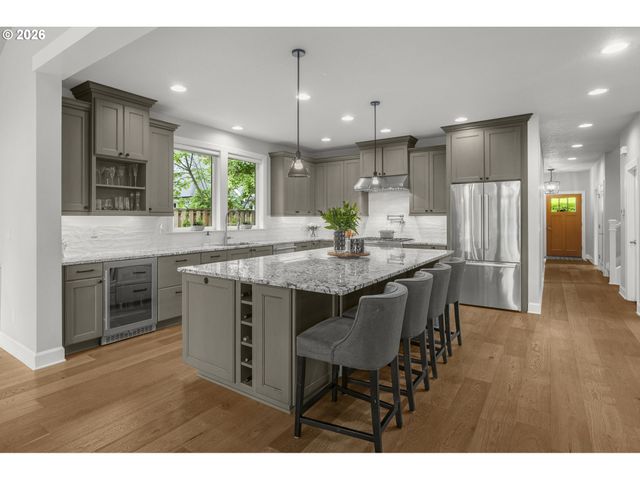 4200 UPPER Dr, Lake Oswego, OR 97035