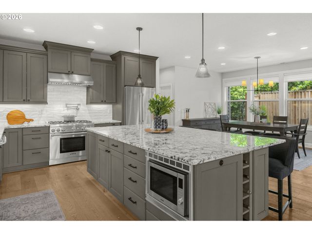 4200 UPPER Dr, Lake Oswego, OR 97035