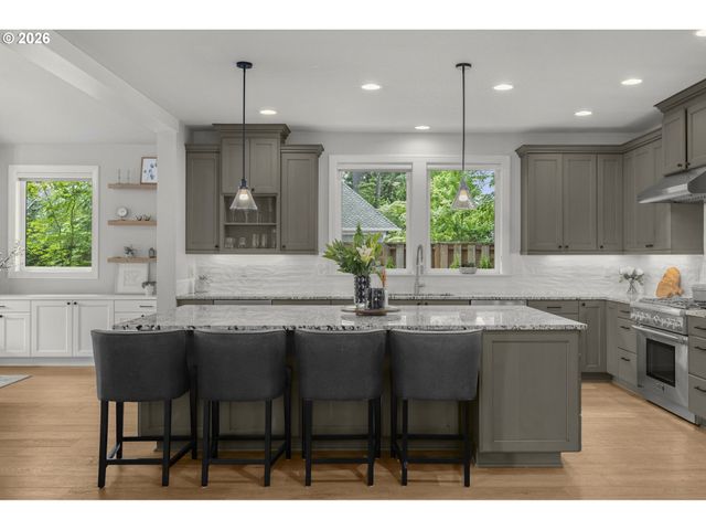 4200 UPPER Dr, Lake Oswego, OR 97035