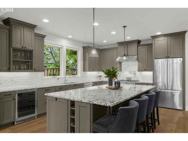 4200 UPPER Dr, Lake Oswego, OR 97035