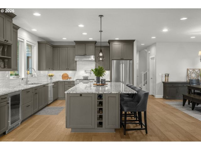 4200 UPPER Dr, Lake Oswego, OR 97035