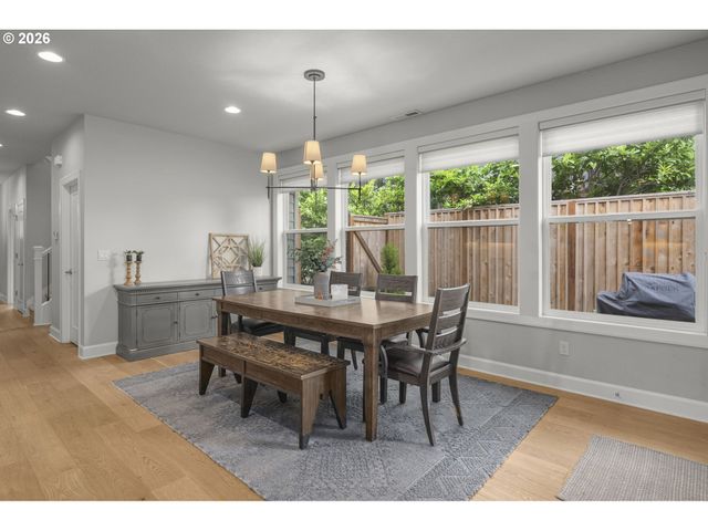 4200 UPPER Dr, Lake Oswego, OR 97035