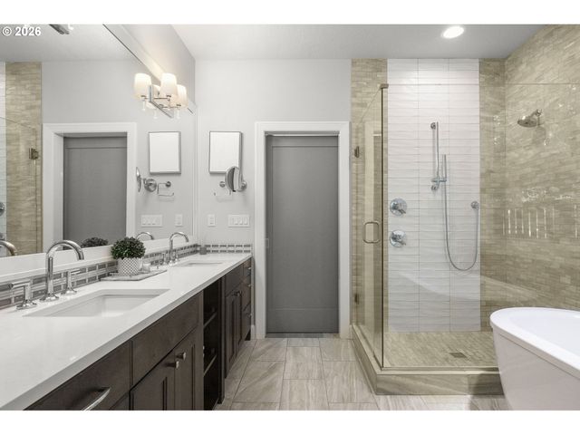 4200 UPPER Dr, Lake Oswego, OR 97035