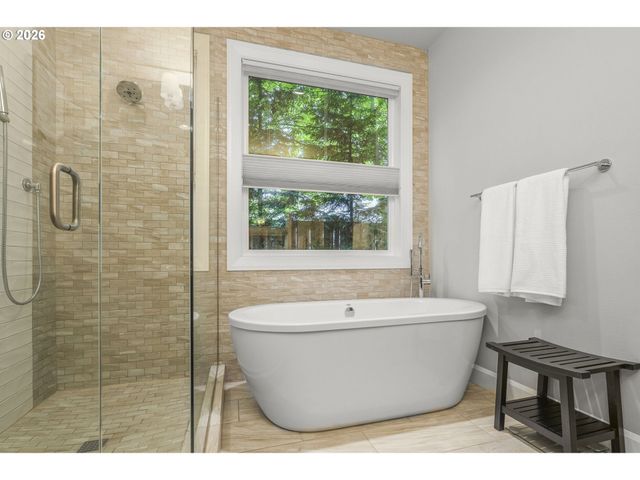 4200 UPPER Dr, Lake Oswego, OR 97035