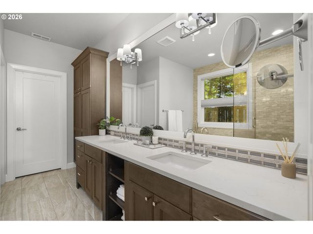 4200 UPPER Dr, Lake Oswego, OR 97035